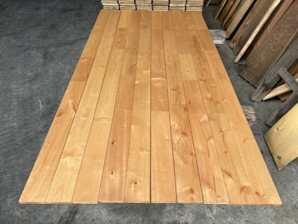 画像2: K-2024-100802▼最終赤字特価4,980円(税込5,478円)▼【在庫処分A-品】 西南樺カバ/サクラ バーチ 節有 オスモオイル塗装/着色  無垢フローリング　床材（長さ1.82m×厚み1.5cm×幅9cm 1束＝10枚入＝1.638ｍ2＝約半坪） (2)