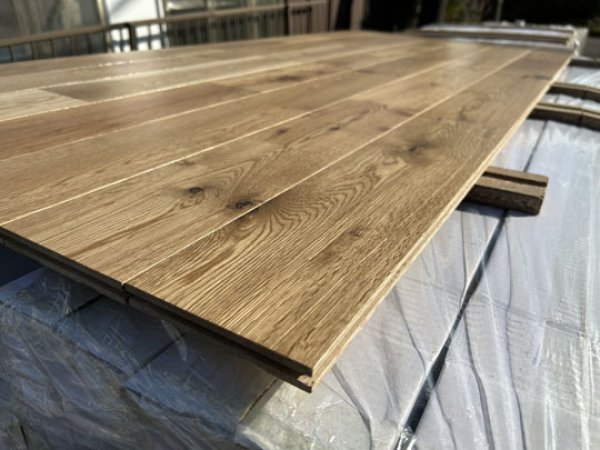 画像2: K-2024-100900-346※残少※▼値下げ7,689円→6,930円▼ナラ 楢 オーク  ウレタン塗装クリア  無垢フローリング 床材（長さ1.8m×厚み1.5cm×幅12.4/働き約11.8cm位 1束＝7枚入＝1.487m2） (2)