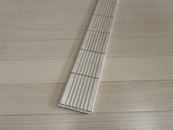 画像3: 2025-4-K1 ★緊急値下げ★【スポット激安大処分A-品】チューリップ 木床用 ホワイト系塗装品DIYリフォーム材料木材（長さ909mm×厚み8.5mm前後位×幅90mm)・会 (3)