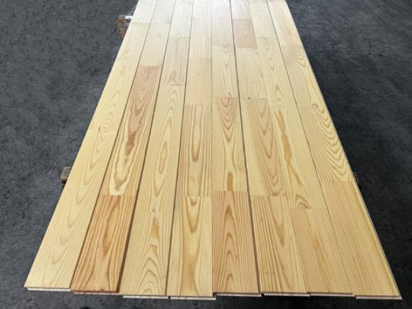 画像3: 2025-4-K20-114【訳ありAB品・大量激安42束梱包まとめ売り大処分】幅114 国産赤松 レッドパイン 無垢床材リボスオイルクリア塗装フローリング材 （長さ1.82m×厚み1.5cm×幅11.4cm 1束=8枚入=約半坪=1.65m2）・会 (3)