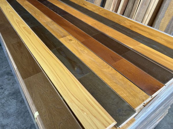 画像2: 2025-4-K90-91【訳ありAB品・梱包まとめ売り大処分】カバ・ナラ・パイン他 樹種/色混合リボスオイル塗装済 フローリング床材（長さ1.82m×厚み1.5cm×幅9cm ほか）・会 (2)