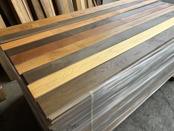 画像3: 2025-4-K90-91【訳ありAB品・梱包まとめ売り大処分】カバ・ナラ・パイン他 樹種/色混合リボスオイル塗装済 フローリング床材（長さ1.82m×厚み1.5cm×幅9cm ほか）・会 (3)