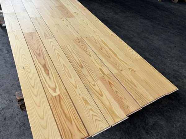 画像4: 2025-4-K20-114【訳ありAB品・大量激安42束梱包まとめ売り大処分】幅114 国産赤松 レッドパイン 無垢床材リボスオイルクリア塗装フローリング材 （長さ1.82m×厚み1.5cm×幅11.4cm 1束=8枚入=約半坪=1.65m2）・会 (4)