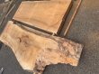画像4: 401230長マ）銘木けやき欅 ケヤキ 幅880他 巨大盤 貴重な乾燥材 杢 一枚板 耳付板 杢 敷台 盤　カウンター材 天板 無垢板 テーブル材（長さ一番長い所で3.14m前後位×厚み11cm前後位×幅下の方88cm前後位/真ん中あたり66cm前後位ほか） (4)