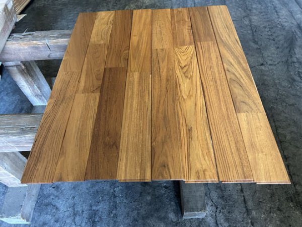 画像1: K-2023-102051-UVO▼値下げ▼【訳あり・赤字在庫激安大処分品】Teak Renovation Flooring チーク あいじゃくり ユニ  UVオイル塗装 フローリング  床材（6mm×90mm×900mm 1束=40枚入＝3.240ｍ2） (1)