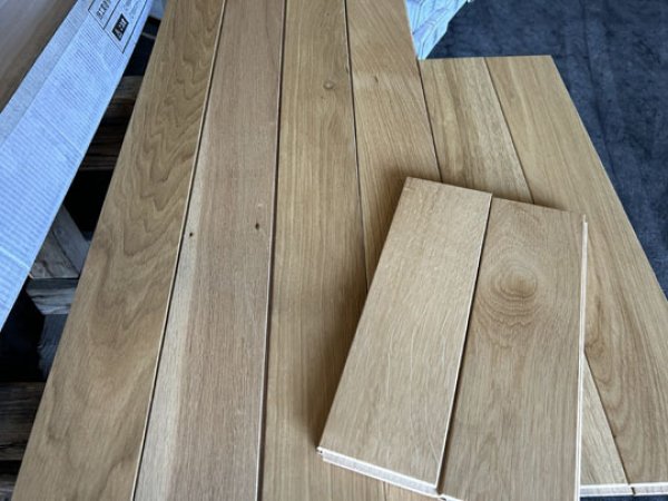 画像1: K-2023-2024-100805-0839▼値下げ▼【数量限定・赤字激安在庫大処分A-品 】 ヨーロッパオークナラ OAKオーク ホワイトオーク 楢  乱尺幅90オスモオイル塗装 無垢フローリング　床材（長さ乱尺×厚み1.5cm×幅9cm 1束＝1.62m2＝約半坪弱） (1)