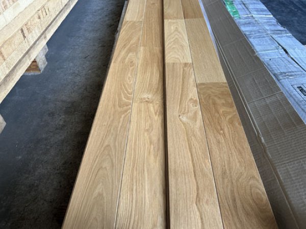 画像1: K-2023-100805-912▼値下げ▼【赤字激安大処分A-品 】ヨーロッパオーク ホワイトオーク ナラ楢クランプオイル塗装 無垢フローリング 床材（長さ1.82m×厚み1.5cm×幅11.4cm 1束=8枚入=1.660ｍ2=約半坪） (1)