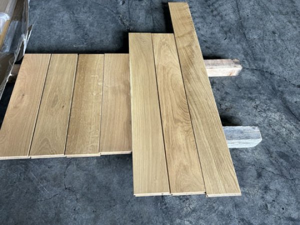 画像1: K-2023-100805-840▼値下げ▼【赤字激安大処分A-品 】ヨーロッパオーク ホワイトオーク ナラ楢オスモオイル塗装 無垢フローリング 床材（長さ乱尺×厚み1.5cm×幅11.4cm 1束=1.642ｍ2=約半坪） (1)
