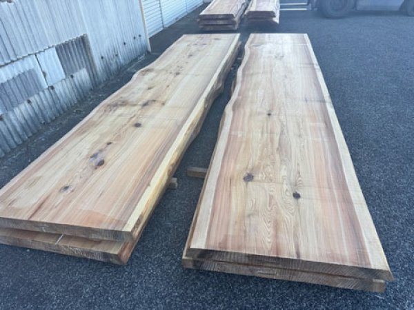 画像1: 401249 長ス）銘木 杉スギ 巨大幅９４０その他 杢 カウンター テーブル 木工看板 杢（長さ4.07m位×厚み7.5cm位×幅94cm前後位ほか） (1)