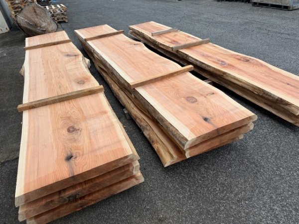 画像3: 401263 長ウン）銘木 杉スギ 椙 すばらしい杢 カウンターテーブル 木工看板 杢　敷台一枚板（長さ4100前後位×厚み80-65前後位×幅830前後位-650前後位mm） (3)