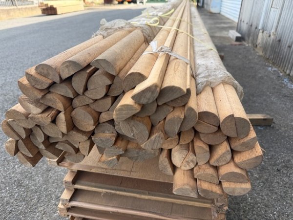 画像1: 500230 文山ラ）樹種不明 丸棒半割 半割丸太 半割棒 廻り縁その他 4m半径2cm前後位 木工 工芸 DIY 84本前後あり（長さすべて4000mm位×末口半円20mm前後位） (1)