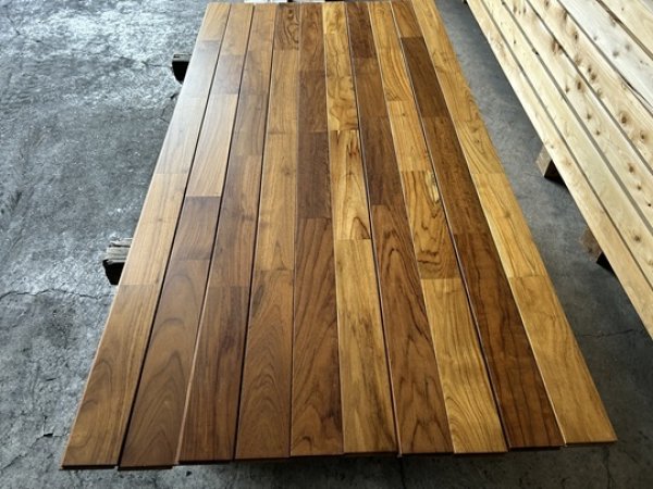 画像3: K2022-343-12【残りあと1束・厚み12mm・訳あり赤字在庫激安大処分】 TEAK チークフローリング  ウレタン塗装 フローリング材 床材（長さ1.82m×厚み1.2cm×幅9cm 1束=10枚入=1.638m2=約半坪） (3)
